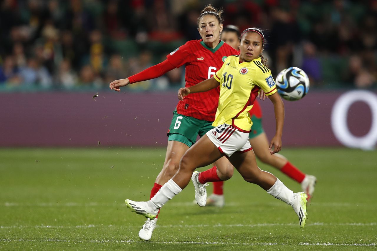 Leicy Santos de Colombia, a la derecha, desafía a Elodie Nahla Nakkach de Marruecos durante el partido de fútbol del Grupo H de la Copa Mundial Femenina entre Marruecos y Colombia en Perth, Australia, el jueves 3 de agosto de 2023. (Foto AP/Gary Day)