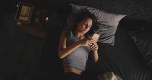 Entre más más dispositivos electrónicos use una persona en la noche (celular, tableta, televisor), más difícil será quedarse dormido o permanecer dormido.