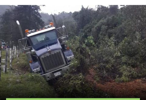 Una tractomula estuvo a punto de quedar atrapada debajo de un deslizamiento de tierra en la vía Medellín - Bogotá que debió ser cerrada. Foto tomada de redes