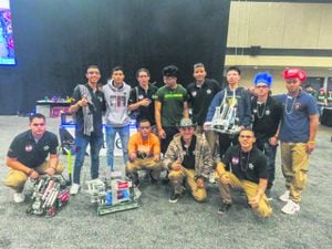 Para que los aprendices tuvieran la oportunidad de asistir a esta competencia, debieron vencer a representantes de 18 universidades del país. Primero, lograron posicionarse como campeones en Cali en la competencia VEX Robotics Regional Tournament.
