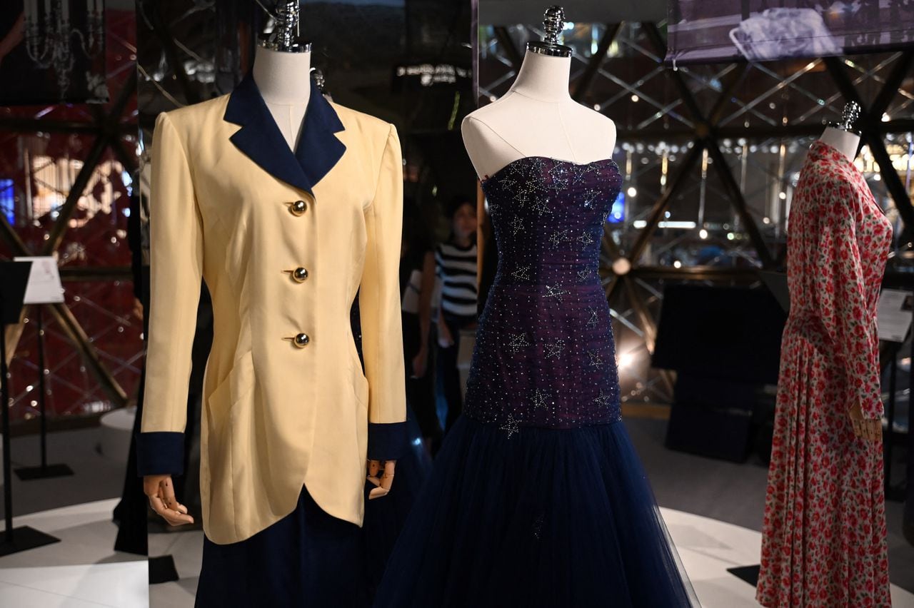 La subasta de Julian's Auctions 'La elegancia de la princesa Diana y una colección real' está en exhibición en Hong Kong.