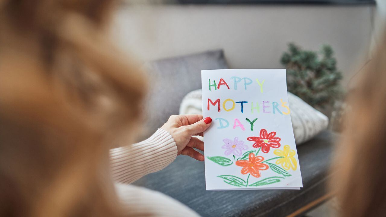 Las tarjetas con mensajes personalizados son una manera sincera de expresar sentimientos hacia mamá en el Día de la Madre 2024.