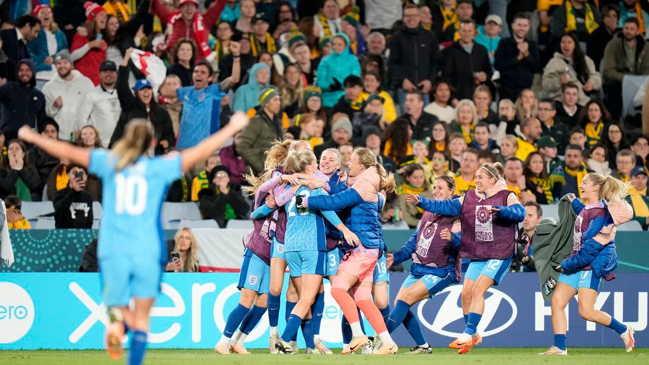 Los jugadores de Inglaterra celebran después de que Alessia Russo de Inglaterra anotó el tercer gol de su equipo durante el partido de fútbol semifinal de la Copa Mundial Femenina entre Australia e Inglaterra en el Estadio Australia en Sydney, Australia, el miércoles 16 de agosto de 2023. (AP Foto/Alessandra Tarantino)