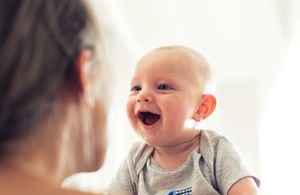 La risa de un bebé genera ternura.