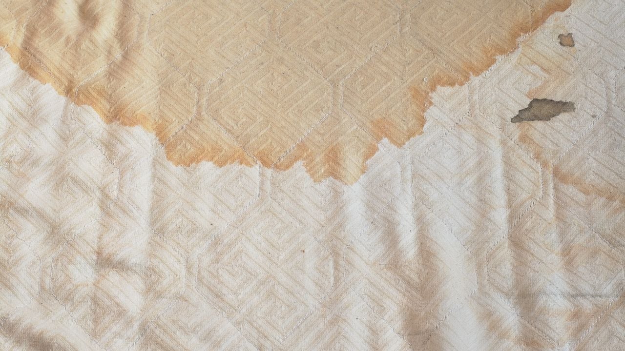 El desgaste y algunos productos para su limpieza pueden generar manchas en el colchón.
