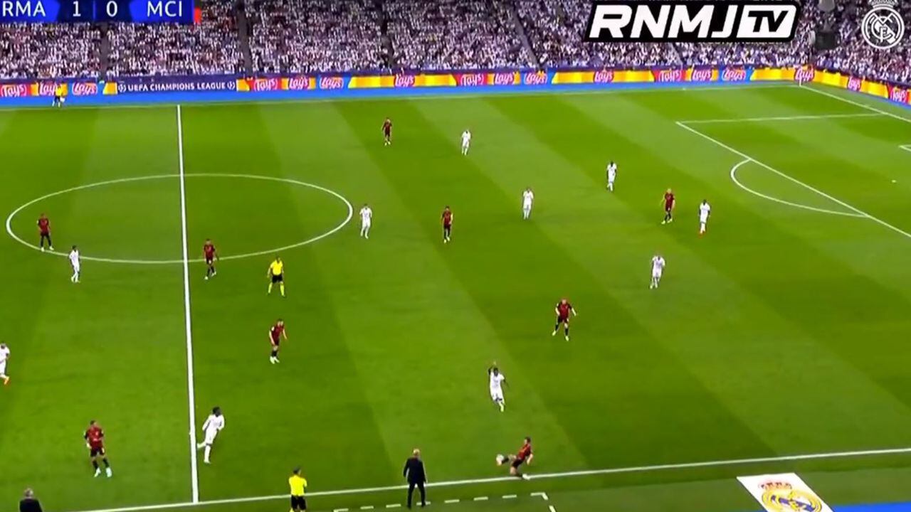 La jugada polémica en la que Bernardo Silva, del Manchester City, recibe el balón fuera del campo. Ahí comenzó la acción para el empate del equipo inglés.