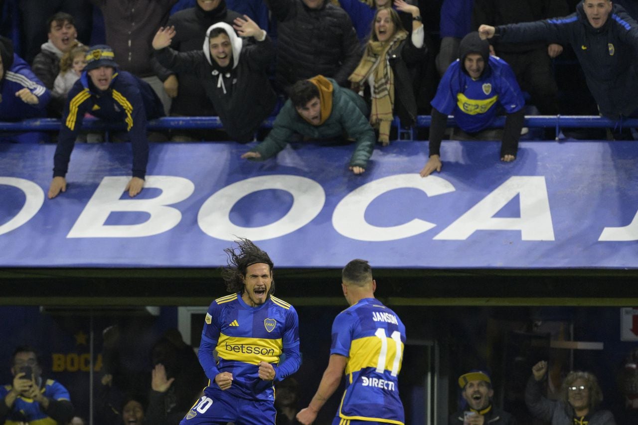 El gol de Cavani enloqueció a los hinchas de Boca, que quierían meterse al campo de juego de La Bombonera.