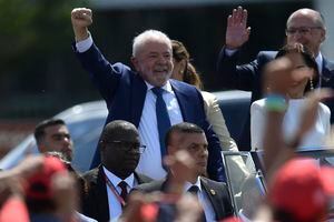 Lula da Silva, un izquierdista de 77 años que ya se desempeñó como presidente de Brasil de 2003 a 2010, toma posesión por tercera vez con una gran inauguración en Brasilia.