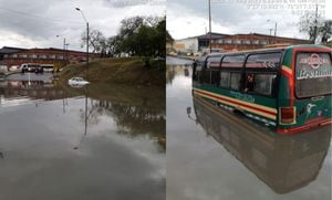 Varios vehículos terminaron atrapados en medio de las inundaciones que se presentaron en la ciudad.