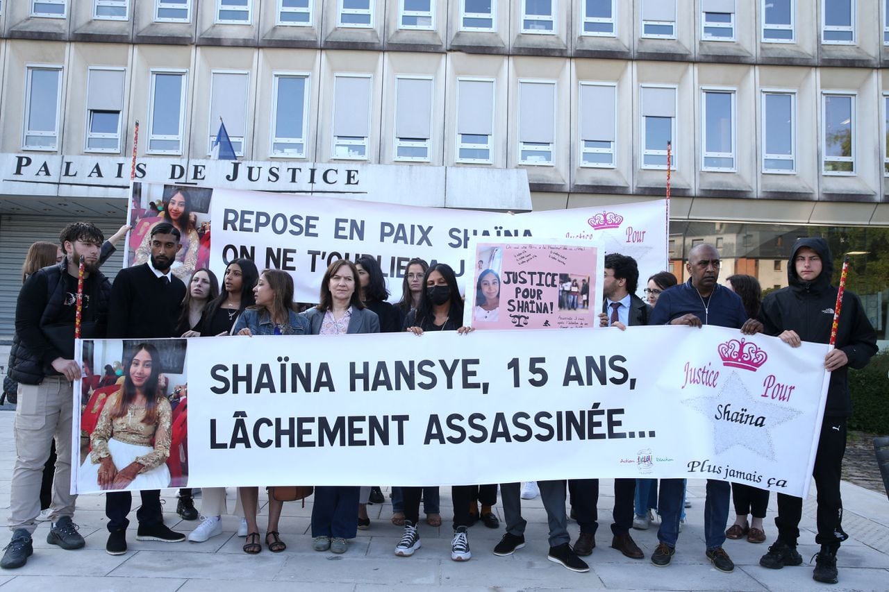 Relatives and friends hold a banner reading "Shaina Hansye, 15, cowardly murder" prior to the trial of the alleged murderer of Shaina, accused of murdering and burning alive the 15-year-old girl in 2019, at the Juvenile Assize Court of Beauvais, northern France, on June 5, 2023. (Photo by Fran�ois NASCIMBENI / AFP)