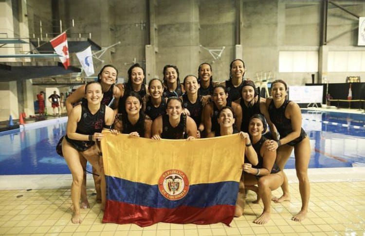 Selección Colombia Femenina de Rugby Subacuático en un torneo internacional en Canadá.