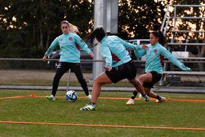 La Selección femenina de fútbol de Colombia, entrena en Australia.  Fotos cortesía Federación.