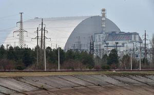 Una imagen de archivo muestra la cúpula protectora gigante construida sobre el sarcófago que cubre el cuarto reactor destruido de la planta de energía nuclear de Chernóbil.