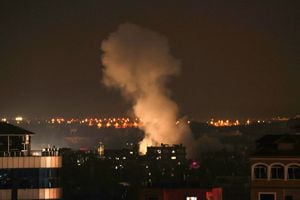 El humo se eleva tras los ataques israelíes contra Rafah, en el sur de la Franja de Gaza.