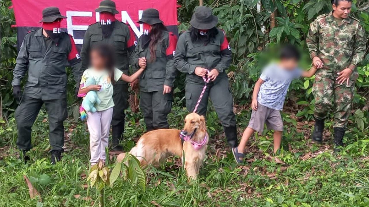 Primera imagen en cautiverio de la sargento Karina Ramírez junto con sus dos hijos y la mascota.