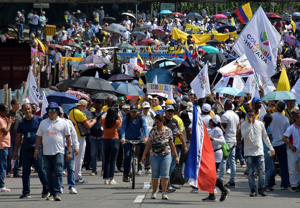 En la mañana de este jueves 1 febrero, se realiza la nueva jornada de marchas convocada por la Federación Colombiana de Trabajadores de la Educación se da, entre otros motivos, como respuesta a la investigación por el presunto financiamiento de la campaña presidencial del hoy mandatario.