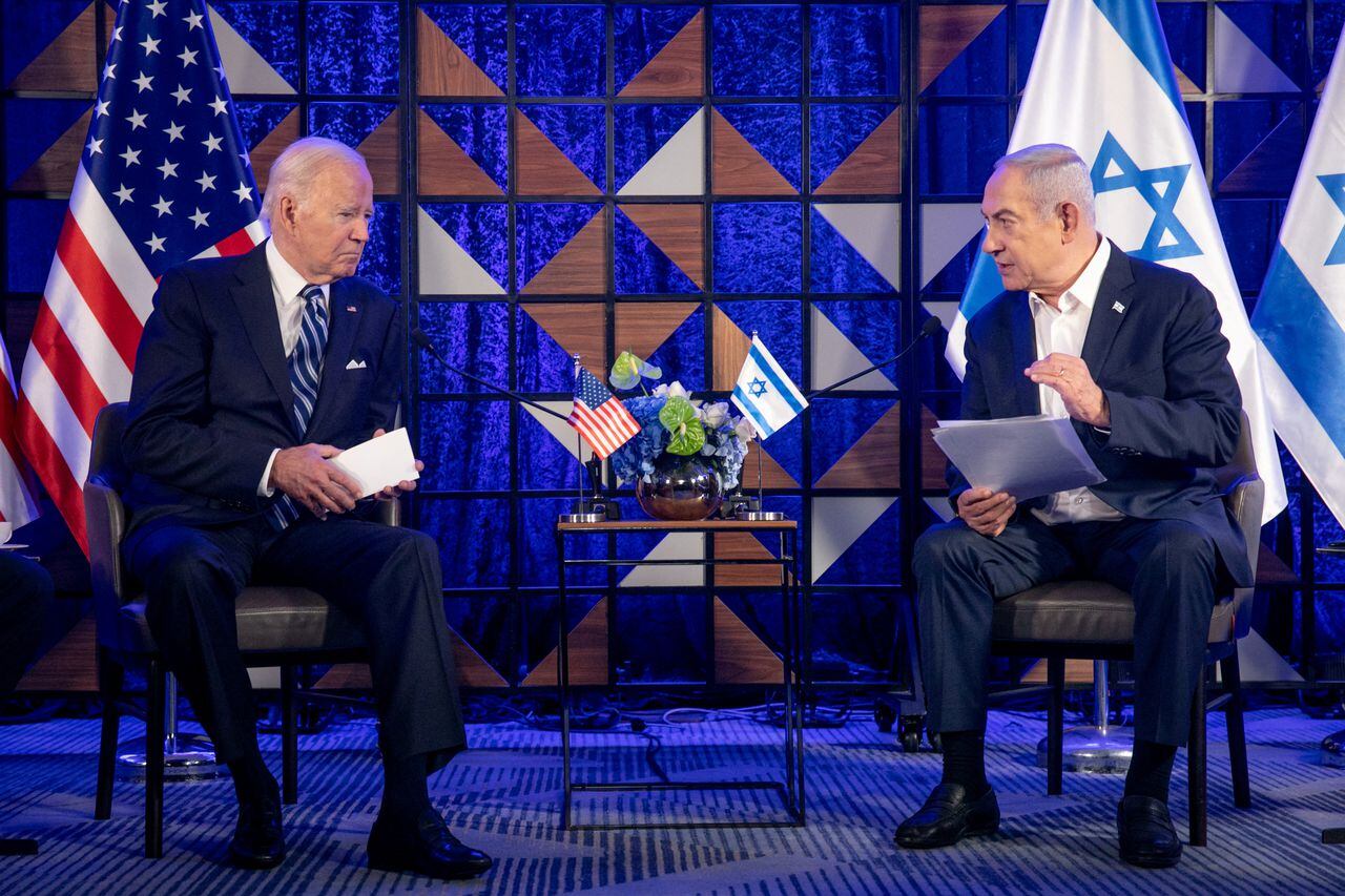 El presidente estadounidense Joe Biden, a la izquierda, se reúne con el primer ministro israelí, Benjamin Netanyahu, a la derecha, para discutir el conflicto en curso entre Israel y Hamás, en Tel Aviv, Israel, el miércoles 18 de octubre de 2023.