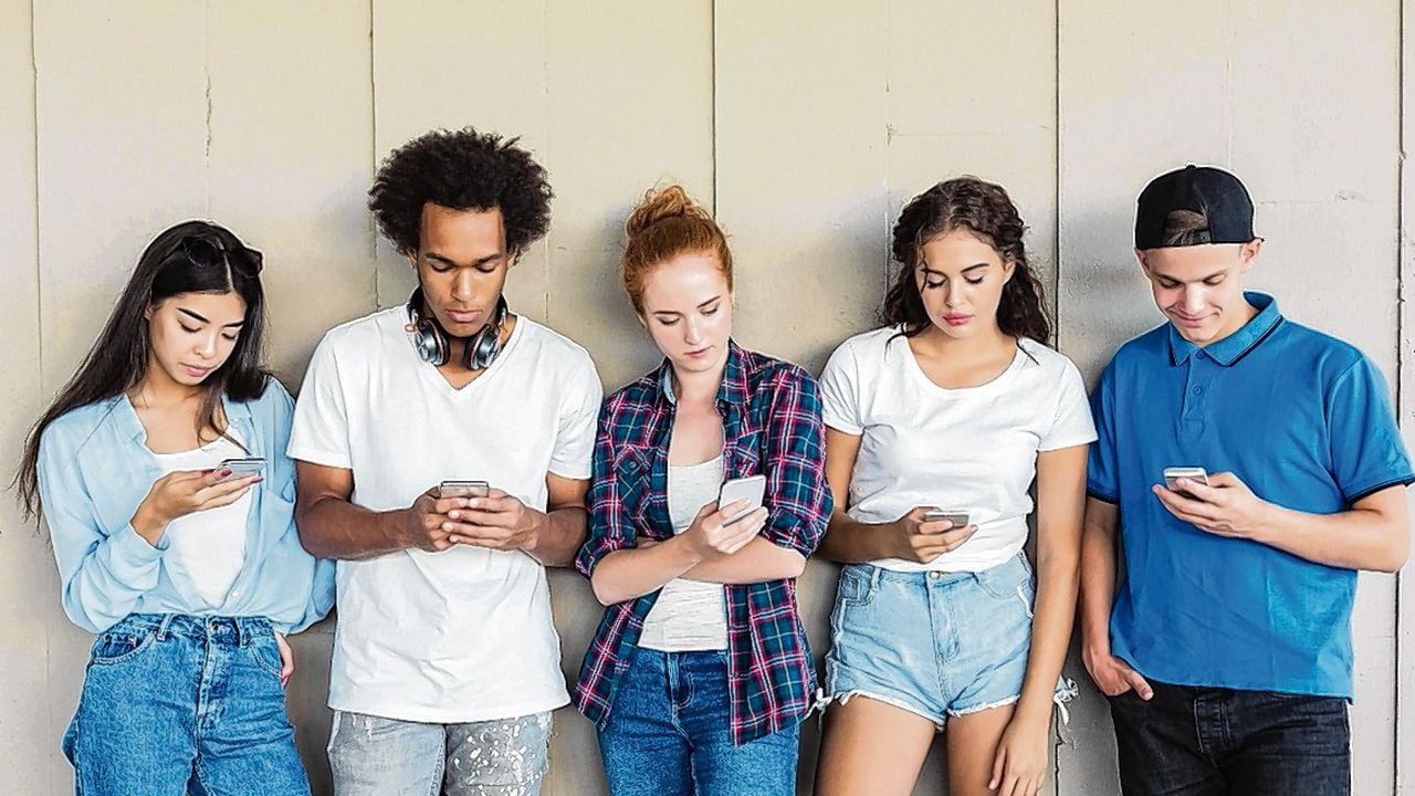 La transformación digital  provocó que los jóvenes sean más vulnerables a las críticas y comparaciones a través de las redes sociales.