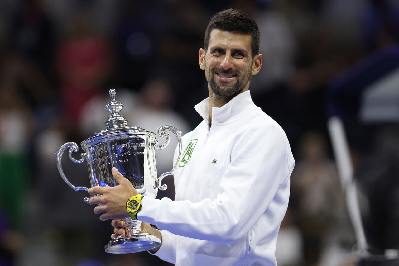 Novak Djokovic de Serbia celebra después de derrotar a Daniil Medvedev de Rusia durante su partido final individual masculino.