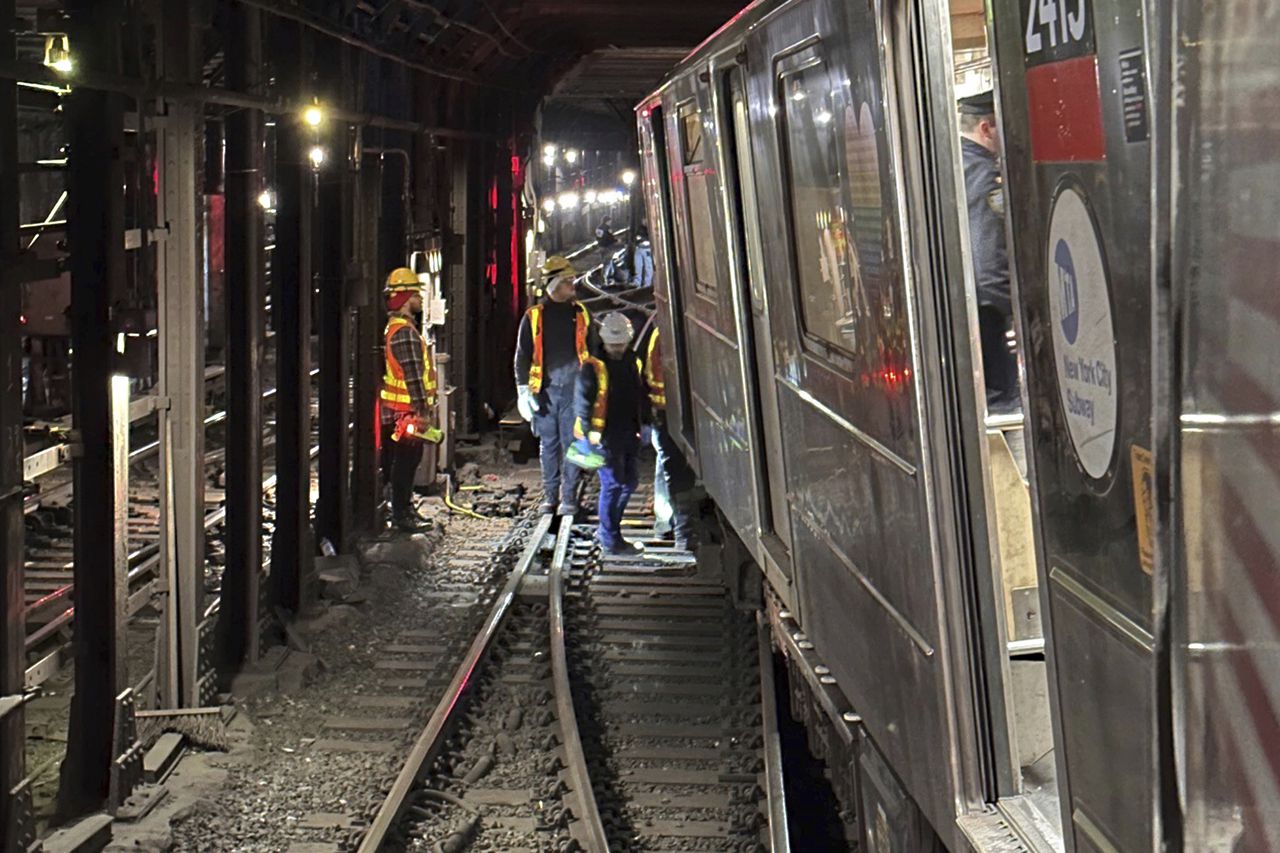 Esta fotografía proporcionada por NYC Emergency Management muestra el descarrilamiento de un vagón del metro de la ciudad de Nueva York, el jueves 4 de enero de 2024.