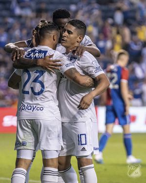 Jugadores de Millonarios celebran tras el gol de Castro al Palace