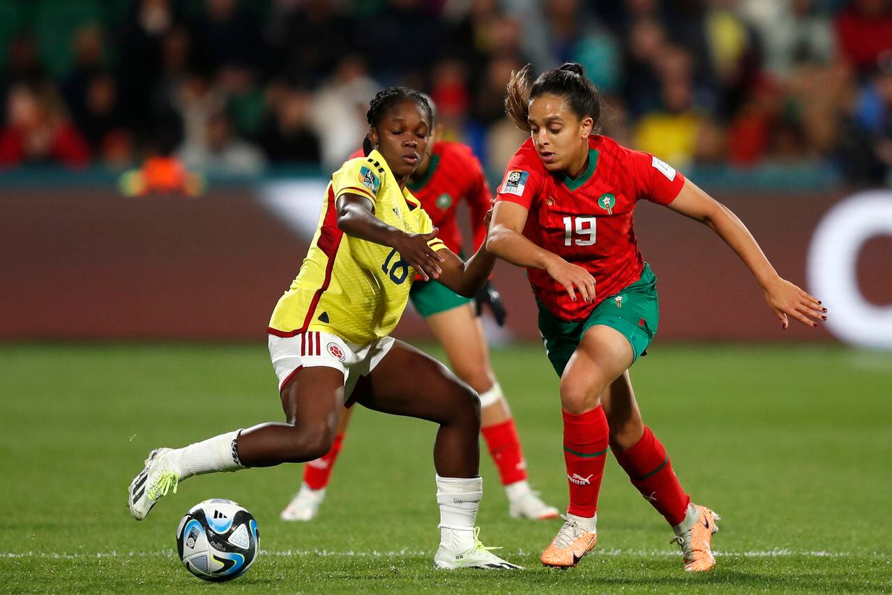 Sakina Ouzraoui de Marruecos, a la derecha, desafía a Linda Caicedo de Colombia durante el partido de fútbol del Grupo H de la Copa Mundial Femenina entre Marruecos y Colombia en Perth, Australia, el jueves 3 de agosto de 2023. (Foto AP/Gary Day)