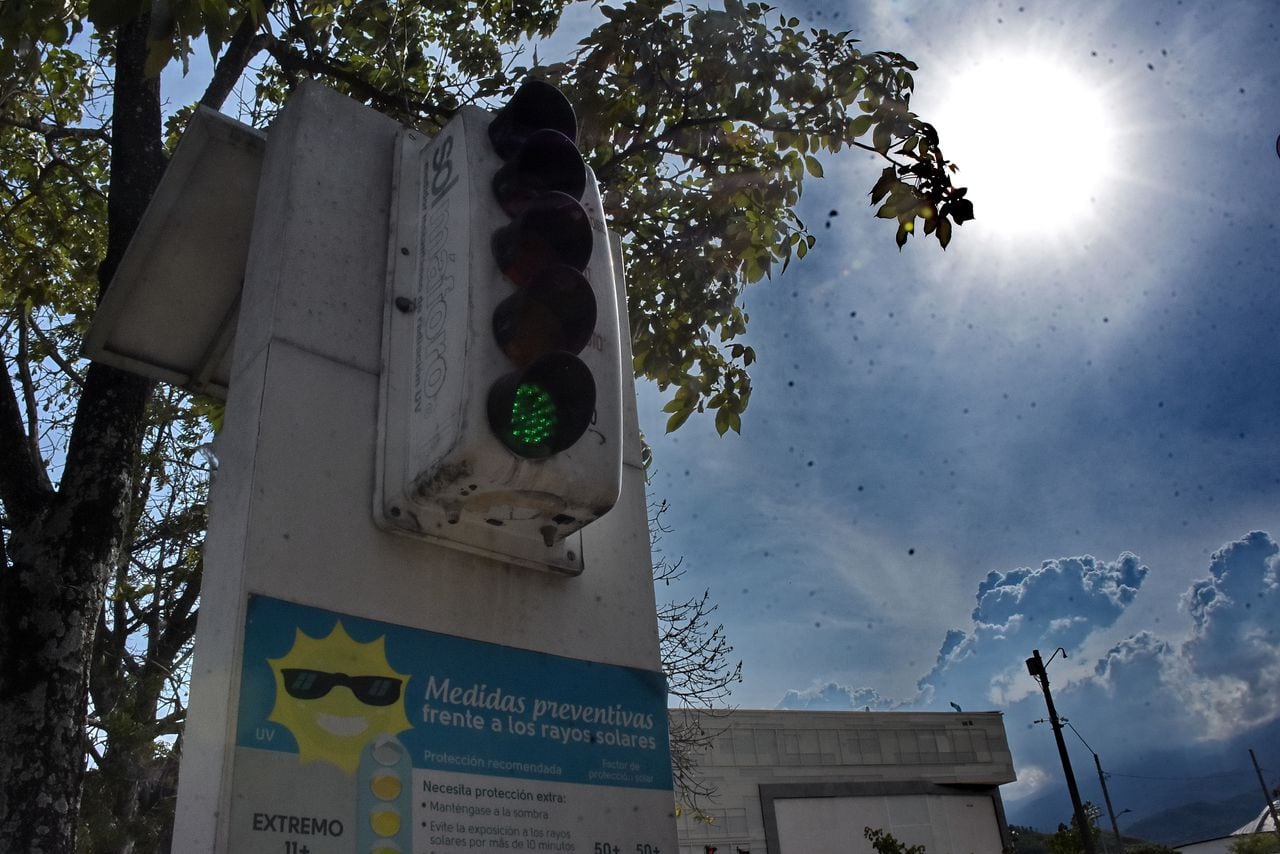 Cali cuenta con 5 solmáforos que miden la radiación solar, los cuales están ubicados en Menga, Capri, Andrés Sanín, Unidad Deportiva y en el centro de la ciudad.