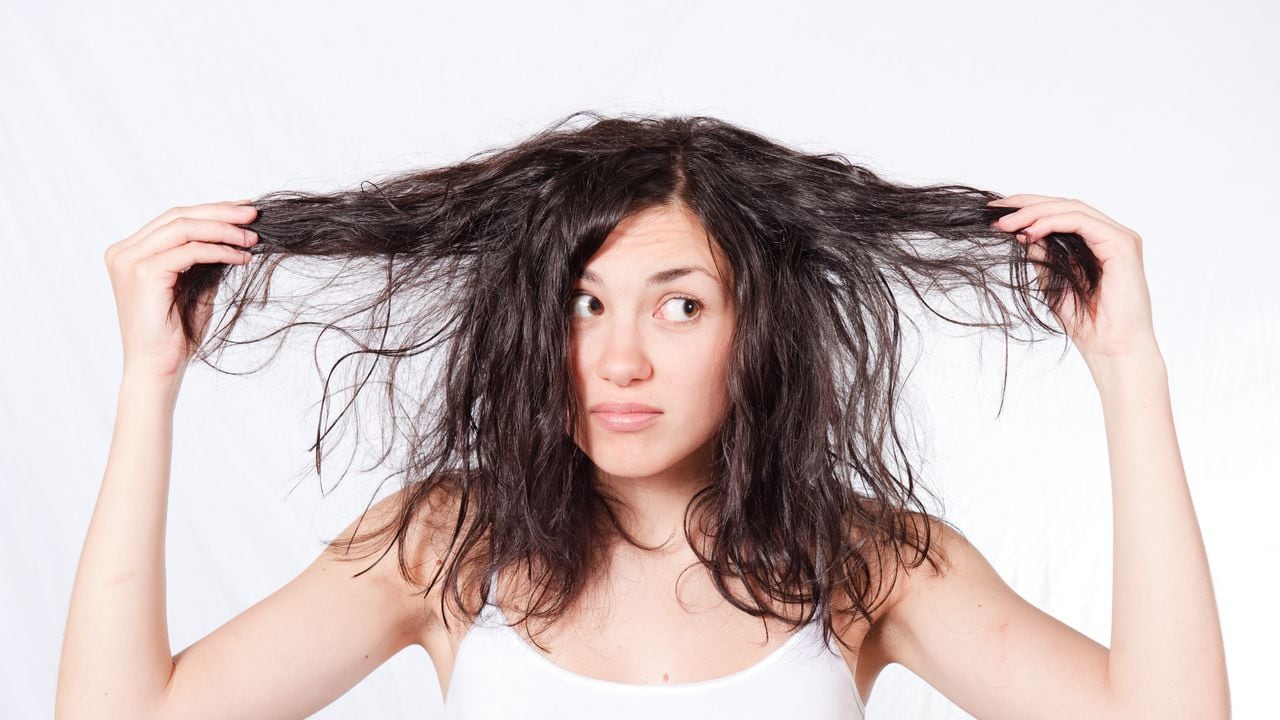 El cabello tiende a resecarse por el uso de planchas y secadores.