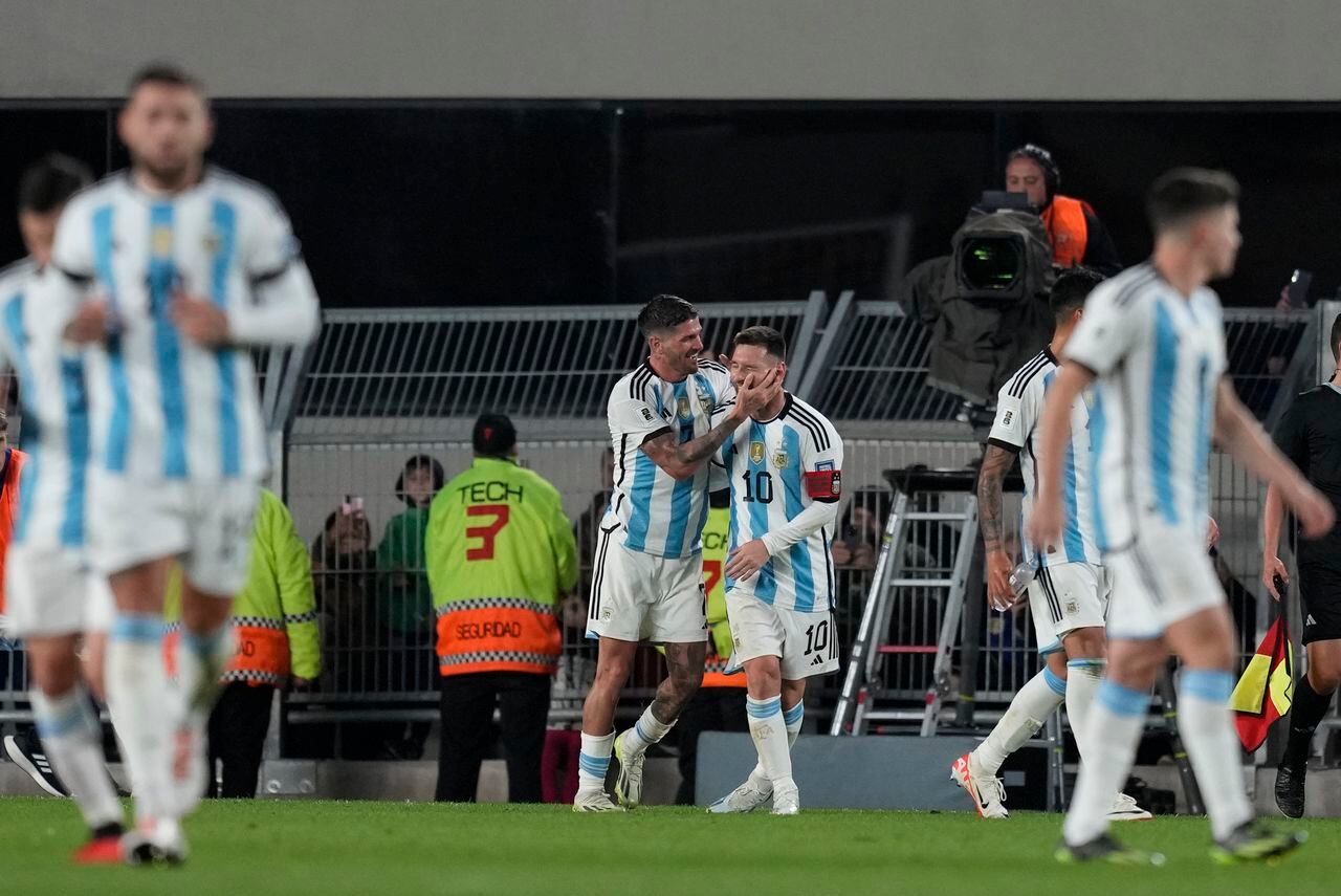 El argentino Lionel Messi (10) celebra con Rodrigo De Paul el primer gol de su equipo contra Ecuador durante un partido de clasificación para la Copa Mundial de la FIFA 2026, en el estadio Monumental de Buenos Aires, Argentina, el jueves 7 de septiembre de 2023. (AP Foto/ Natacha Pisarenko)