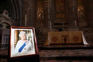 Un retrato de la Reina Isabel de Gran Bretaña se exhibe en la Catedral de St Davids antes de la llegada del Príncipe Guillermo, Príncipe de Gales de Gran Bretaña y de Catalina, Princesa de Gales de Gran Bretaña, al suroeste de Gales el 8 de septiembre de 2023, donde conmemorarán la vida de Ella.