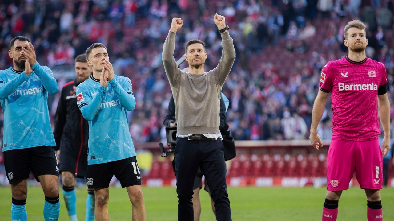 El técnico Xabi Alonso (centro) celebra la victoria de Bayer Leverkusen por 2-0 ante Colonia en la Bundesliga, el domingo 3 de marzo de 2024. (Rolf Vennenbernd/dpa vía AP)