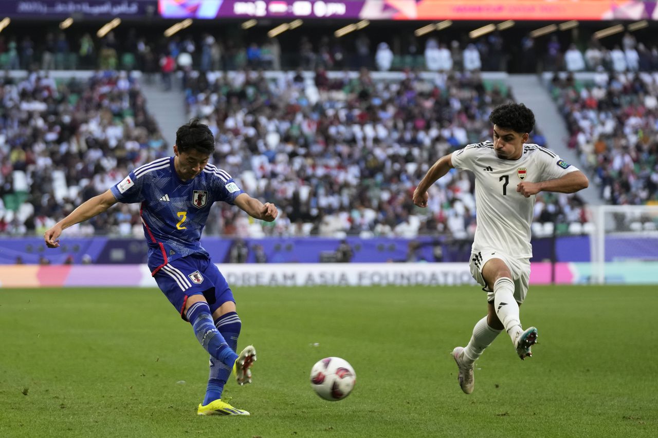 El japonés Yukinari Sugawara, izquierda, pasa el balón mientras el iraquí Youssef Wali Amyn intenta detenerlo durante el partido de fútbol del Grupo C de la Copa Asiática entre Irak y Japón en el Education City Stadium de Al Rayyan, Qatar, el viernes 19 de enero de 2024. ( Foto AP/Aijaz Rahi)