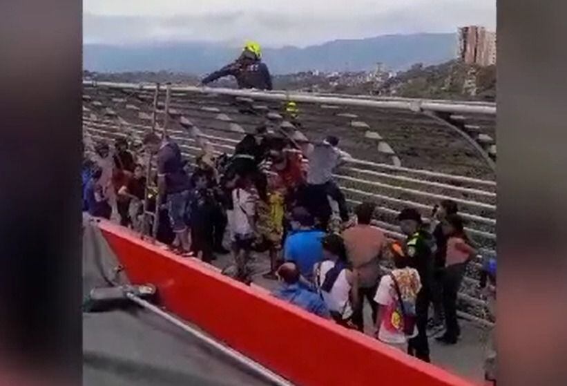 Los bomberos realizaron las labores de rescate en el puente La Novena de Bucaramanga.