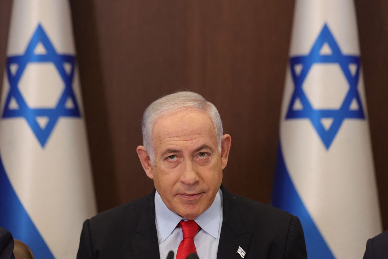 El primer ministro de Israel, Benjamin Netanyahu, atiende una reunión de gabinete en su oficina de Jerusalén el 27 de septiembre de 2023. (Photo by ABIR SULTAN / POOL / AFP)