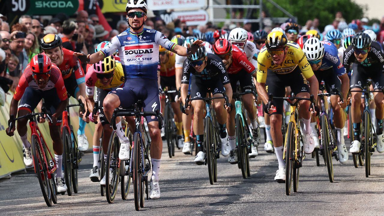 Soudal Quick-Step's French rider Julian Alaphilippe (2ndL) crosses the finish line to win the second stage of the 75th edition of the Criterium du Dauphine cycling race, 167,3 kms betwenn Brassac-les-Mines and La Chaise-Dieu, central France, on June 5, 2023. (Photo by Anne-Christine POUJOULAT / AFP)