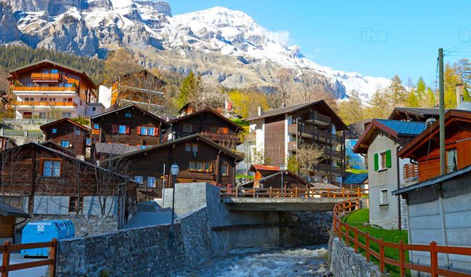 Albinen es una pequeña aldea montañosa, ubicada en el Valle del Ródano a 1.300 metros sobre el nivel del mar. Está cerca de Berna y Ginebra.
