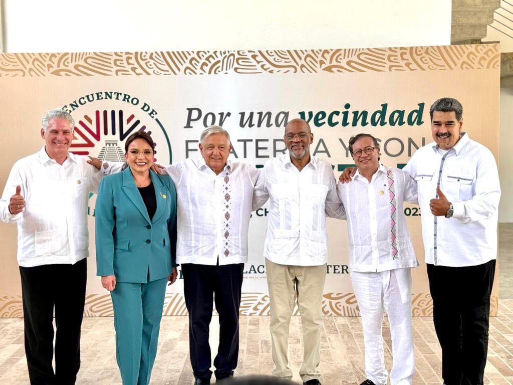 El mandatario colombiano junto a Nicolás Maduro de Venezuela, Andrés López Obrador de México y otros jefes de estado más.