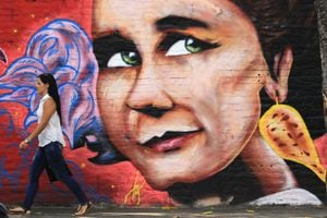 Una joven camina al lado de un mural de Jovita Feijó en el Día Internacional de la Mujer. (Foto: Bernardo Peña)