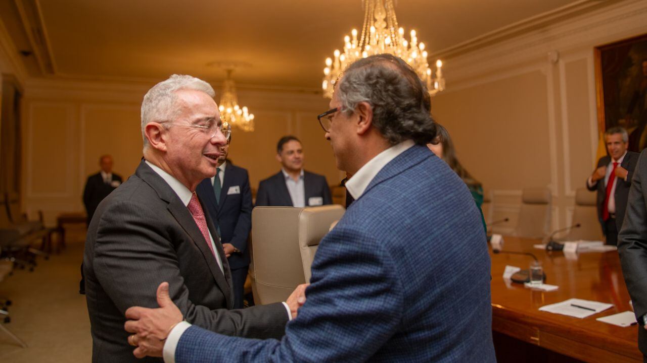 Expresidente Álvaro Uribe y presidente Gustavo Petro en la Casa de Nariño.