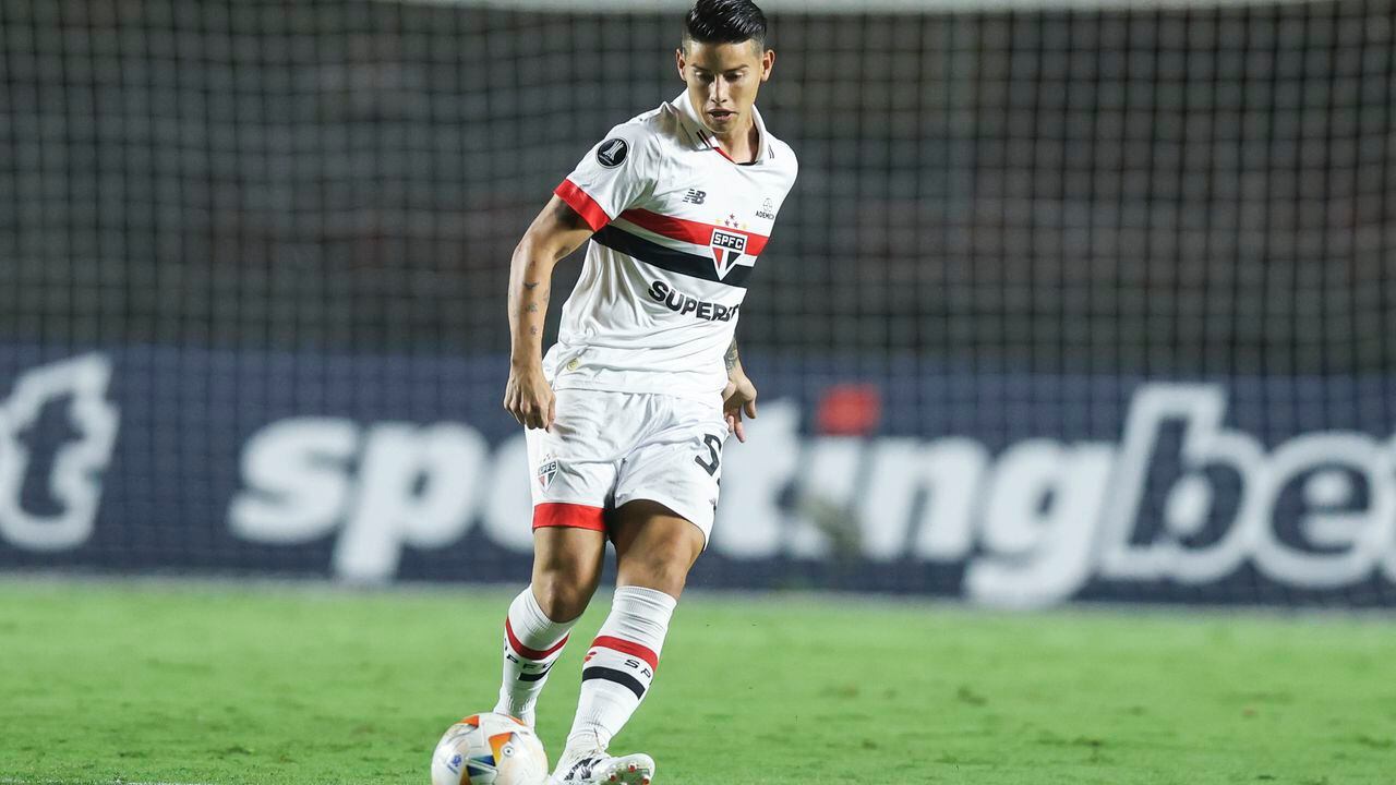 SAO PAULO, BRAZIL - APRIL 10: James Rodriguez of Sao Paulo controls the ball during a Group B match between Sao Paulo and Cobresal as part of Copa CONMEBOL Libertadores 2024 at MorumBIS on April 10, 2024 in Sao Paulo, Brazil. (Photo by Alexandre Schneider/Getty Images)