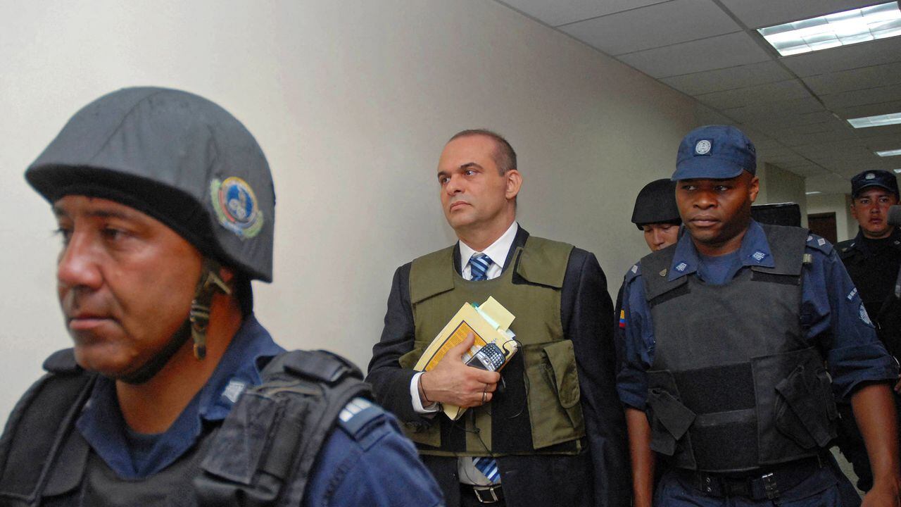 Mancuso llegando a un tribunal para testificar ante un fiscal de distrito en Medellín en 2007.