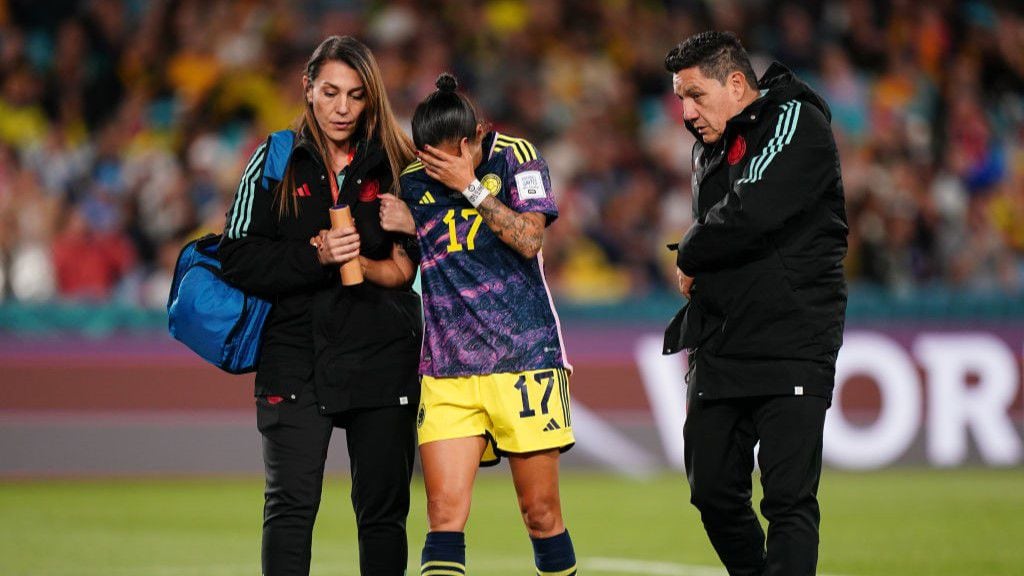La jugadora de la Selección Colombia se marchó lesionada ante las inglesas