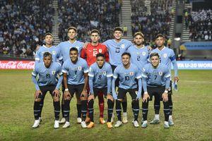Los jugadores de Uruguay posan para la foto de equipo antes de disputar la final del Mundial Sub20 contra Italia en el estadio Diego Maradona de La Plata, Argentina, domingo 11 junio, 2023. (AP Foto/Gustavo Garello)