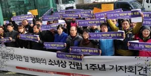 Activistas cívicos surcoreanos se manifiestan para pedir la abolición del pacto sellado con Japón en 2015 sobre las "esclavas sexuales", en Busan, Corea del Sur
