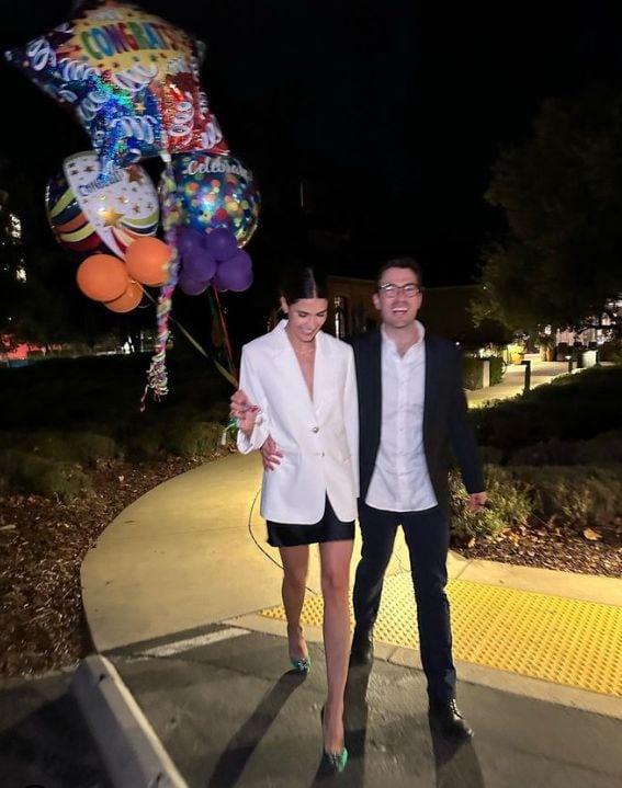 Gabriela Tafur y Esteban Santos celebraron su compromiso en una fiesta con sus amigos en Estados Unidos.