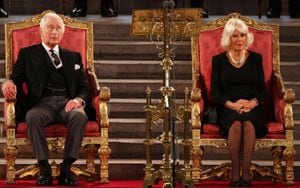 El Rey Carlos III y la Reina Consorte Camilla asisten a la presentación de discursos de ambas cámaras del parlamento en Westminster Hall, dentro del Palacio de Westminster.