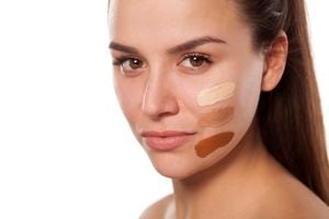 El uso de maquillaje puede provocar la aparición de manchas en la piel de la cara.
