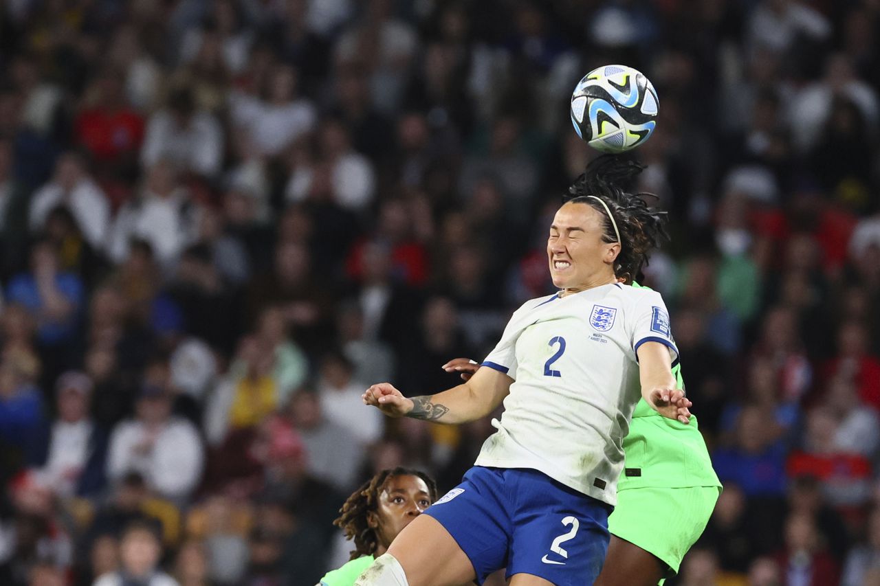 Lucy Bronze de Inglaterra cabecea el balón durante el partido de fútbol de los octavos de final de la Copa Mundial Femenina entre Inglaterra y Nigeria en Brisbane, Australia, el lunes 7 de agosto de 2023. (Foto AP/Tertius Pickard)