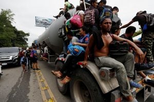 Algunos de los migrantes hondureños que van en caravana hacia la frontera de México con Estados Unidos.