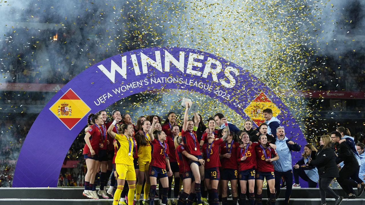 La capitana del equipo español, Irene Paredes, levanta el trofeo después de ganar el partido final de fútbol de la Liga de Naciones Femenina entre España y Francia en el estadio la Cartuja de Sevilla, España, el miércoles 28 de febrero de 2024. España ganó 2-0. (Foto AP/José Bretón)